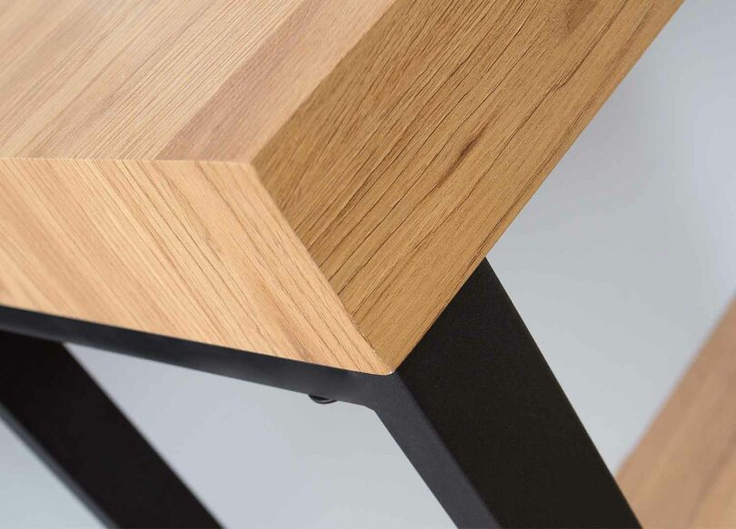 détail du plateau du bureau style industriel