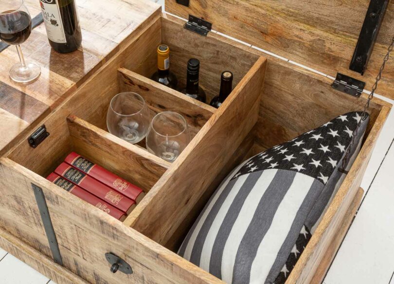 coffre de bar dans la table basse en manguier