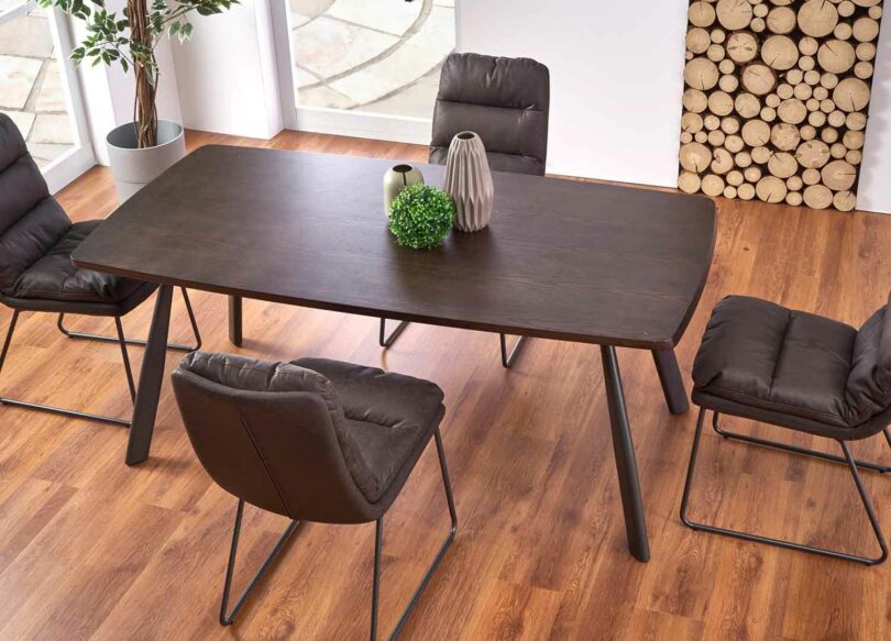 table de repas contemporaine bois foncé et noir