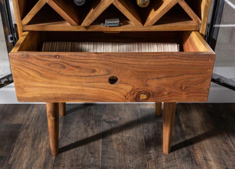 tiroir du meuble de bar en bois d'acacia