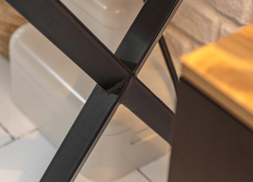 zoom sur le piétement du bureau en métal