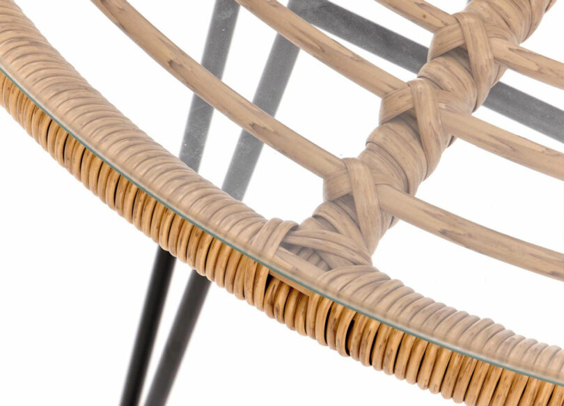 Zoom sur le bois de rotin et le plateau en verre
