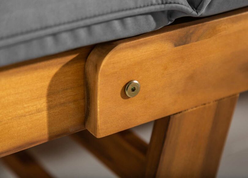 Accoudoirs en bois de la banquette de jardin