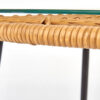 Zoom sur le plateau en rotin synthétique de la table