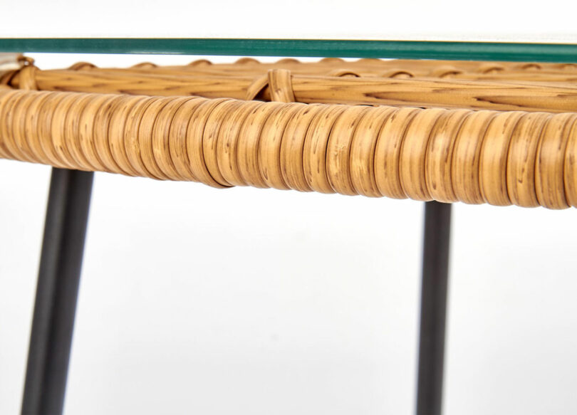 Zoom sur le plateau en rotin synthétique de la table