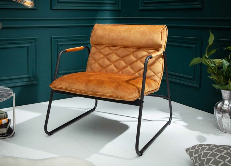fauteuil en velours jaune moutarde et métal noir