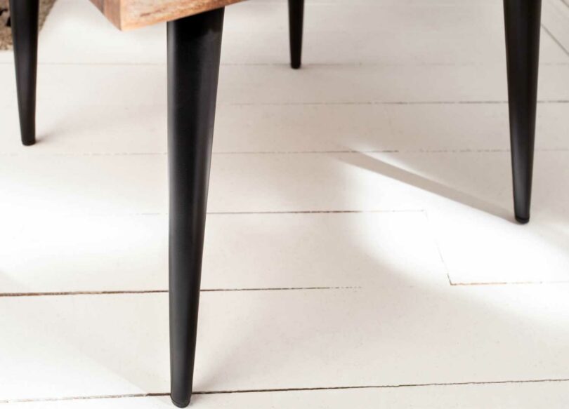 zoom sur les pieds en métal noir