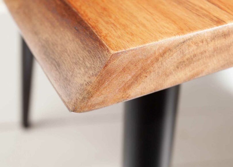 zoom sur le plateau en bois massif