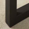 zoom sur le piétement métal noir
