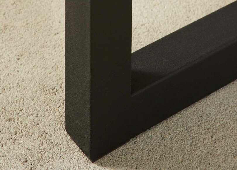 zoom sur le piétement métal noir