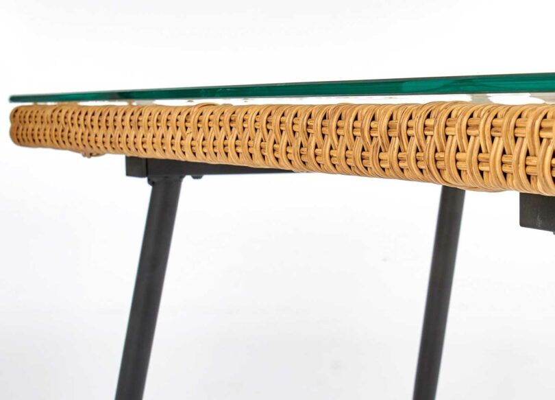 table basse d'extérieur en rotin et verre