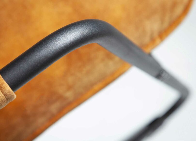 structure du fauteuil en métal noir