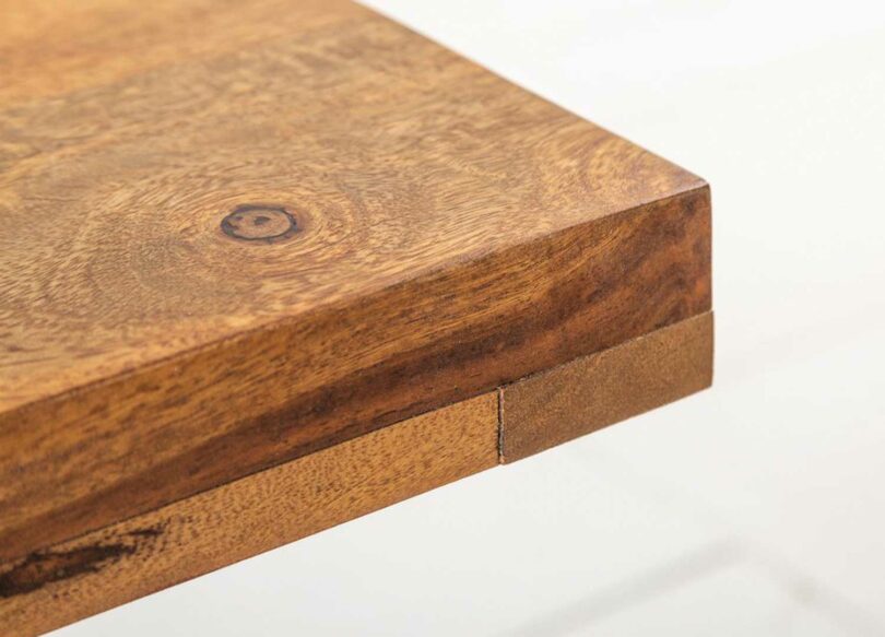 zoom sur la finition du bois de sesham