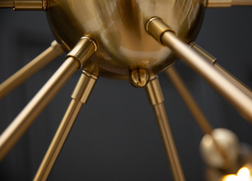 zoom sur le lustre doré