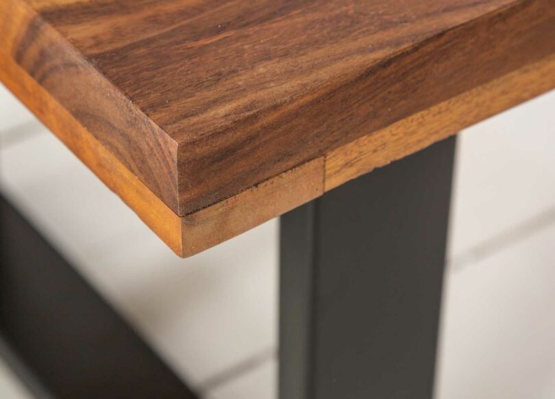 zoom sur la finition du bois de sesham