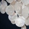 zoom sur le lustre à coquillage