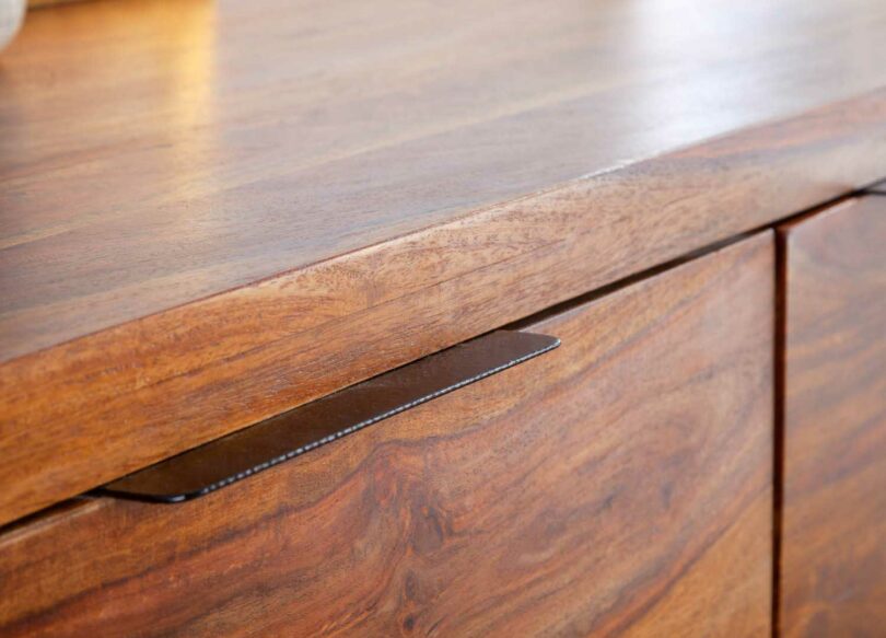 zoom sur le bois du buffet