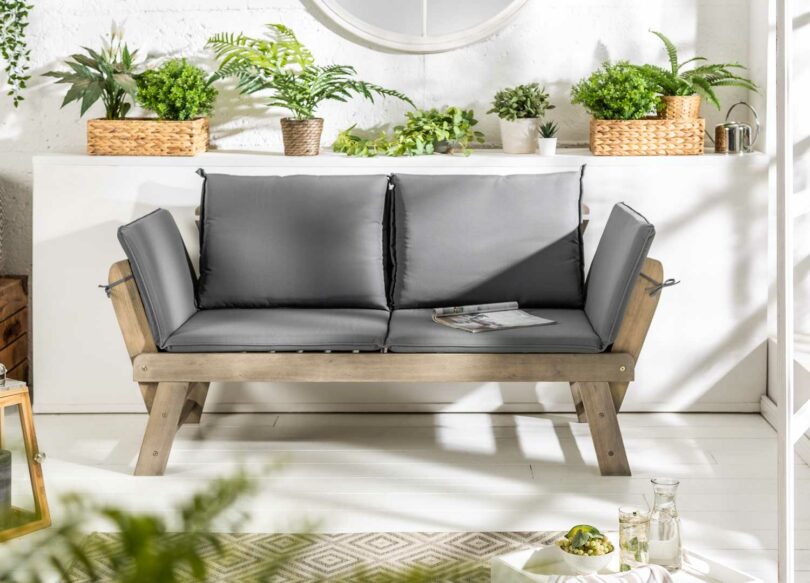 Banquette avec accoudoirs pliés