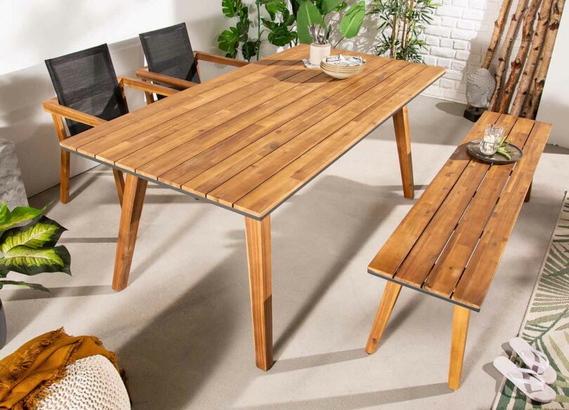 Table de jardin en bois naturel avec banc