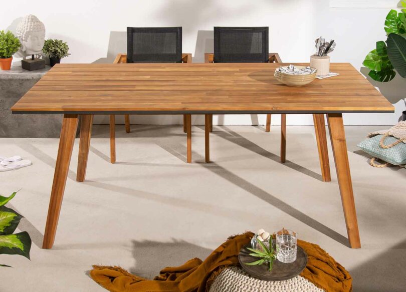 Table d'extérieur en bois massif