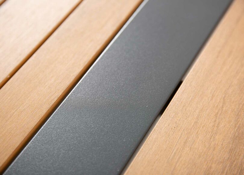Bande d'aluminium sur le plateau de la table de jardin