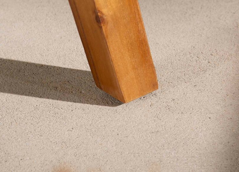 Piétement en bois robuste de la table de jardin
