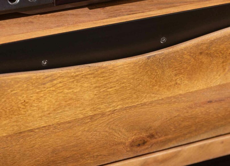 zoom sur le meuble tv en bois d'acacia