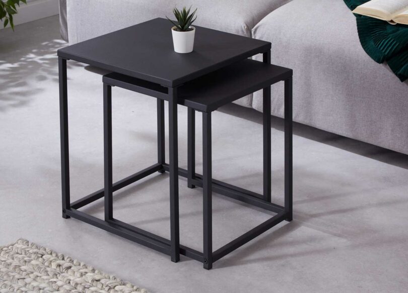 petites tables de salon en métal noir