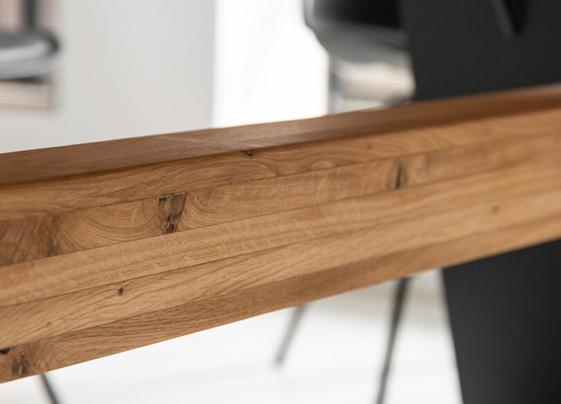 zoom sur le poutre traversante en bois massif