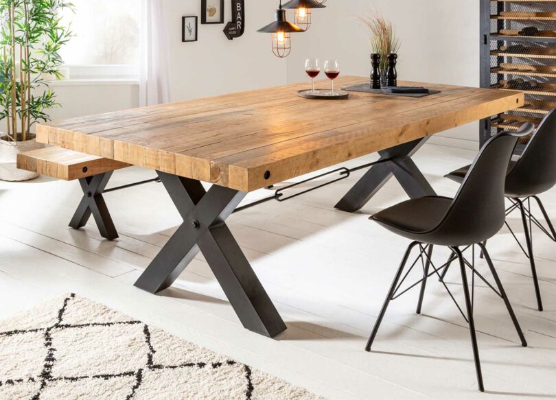 table de repas moderne en bois et métal noir