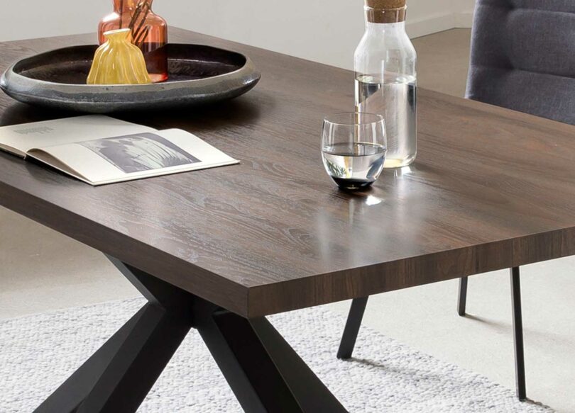 table de repas moderne en bois et noir
