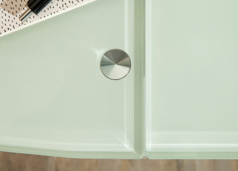 zoom sur le plateau du bureau en verre