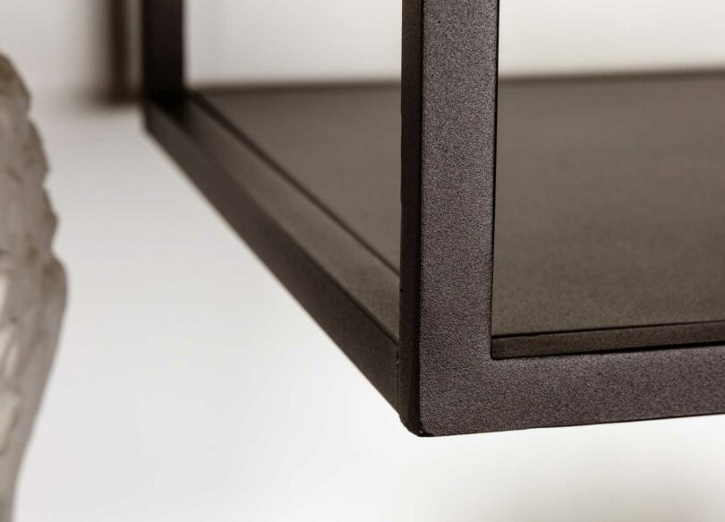 zoom sur la structure en métal noir