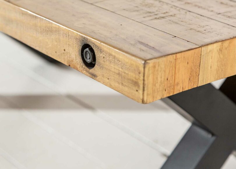 zoom sur le plateau en bois de pin