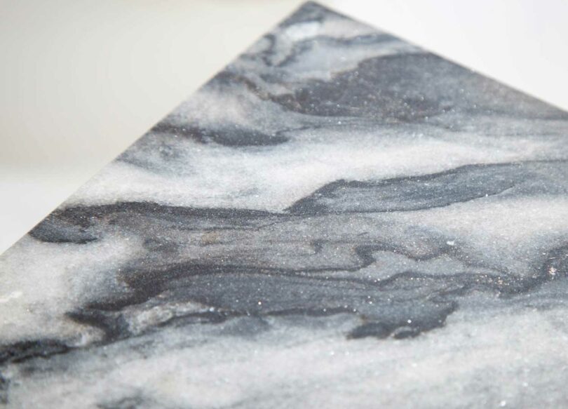 zoom sur la plateau en marbre gris