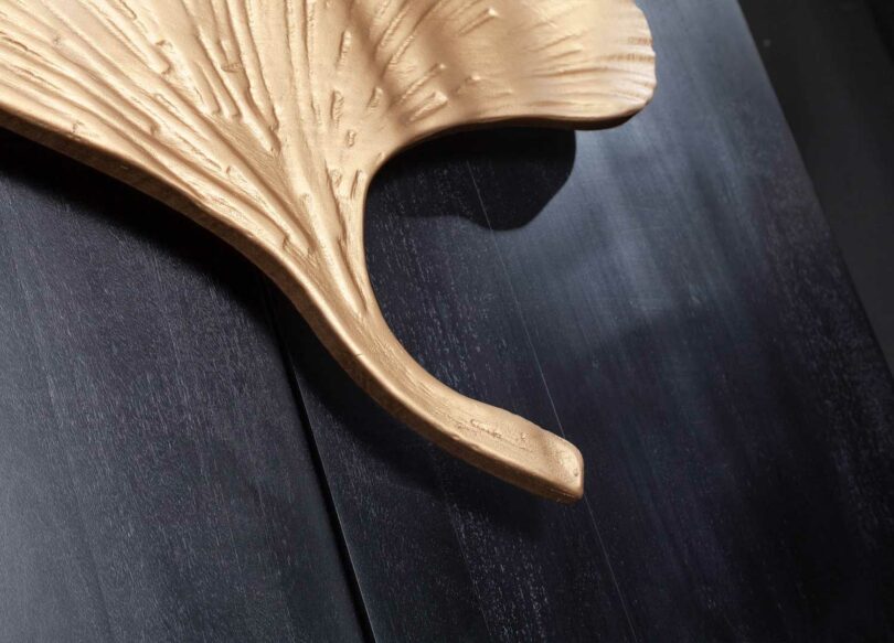 Décor feuille doré du buffet