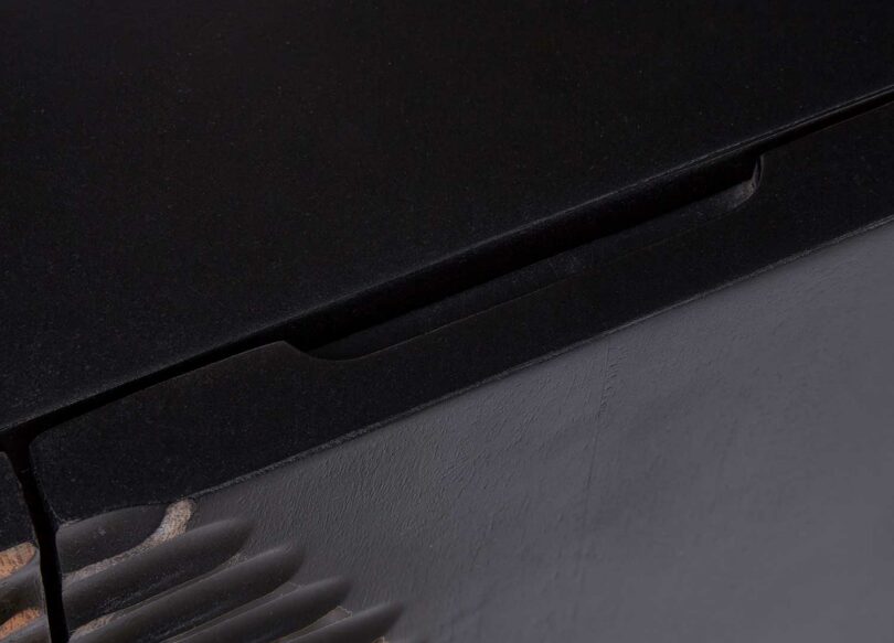 Bois laqué noir du buffet