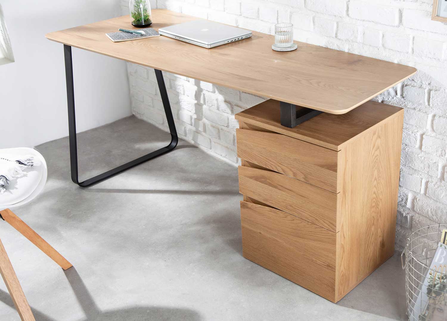 Bureau moderne aspect chêne et métal noir avec caisson