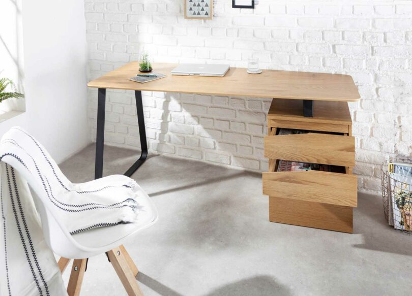 bureau moderne aspect bois et pied métal noir