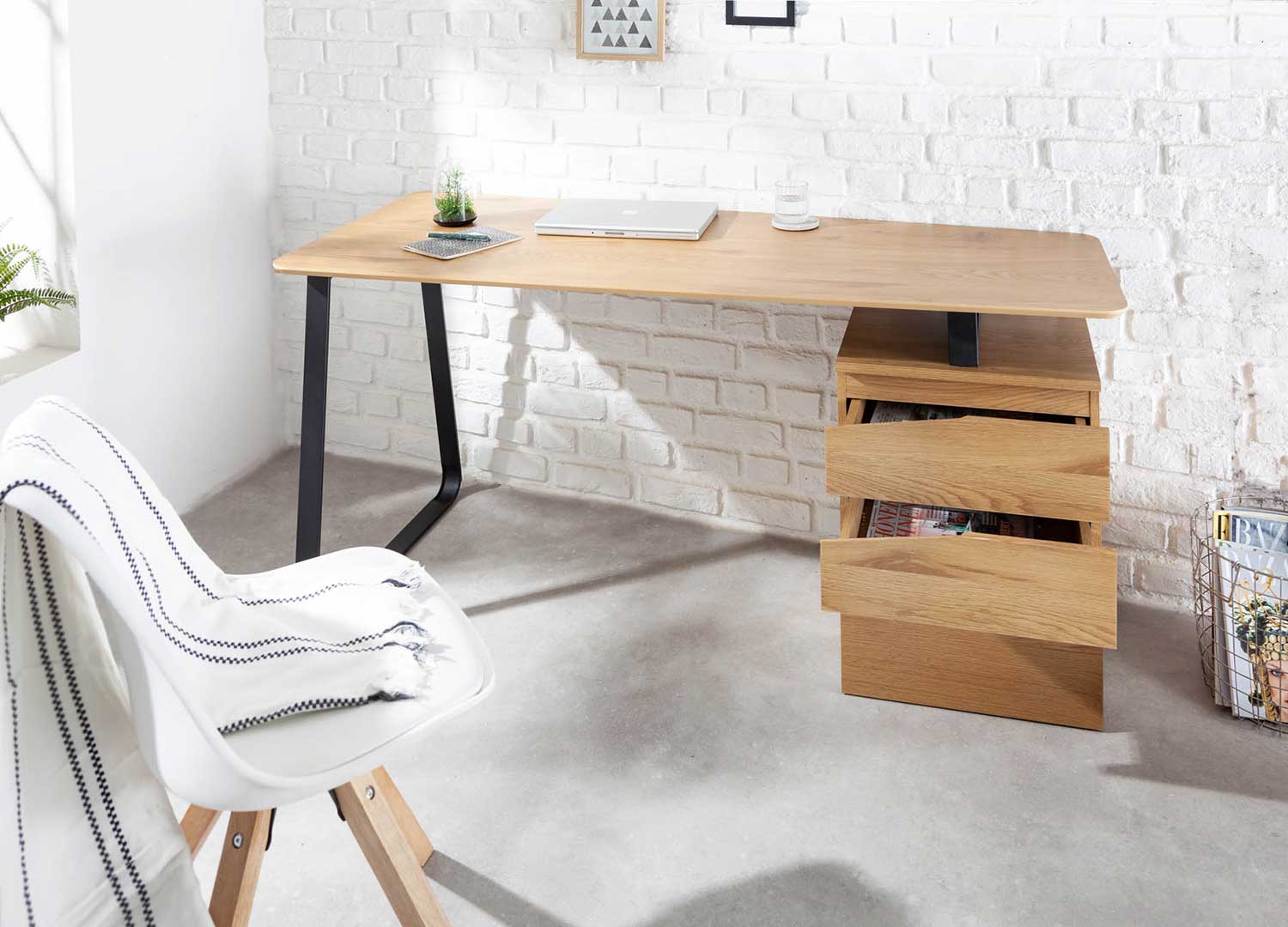 Bureau moderne aspect chêne et métal noir avec caisson