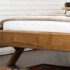 lit en bois avec fissures naturelles