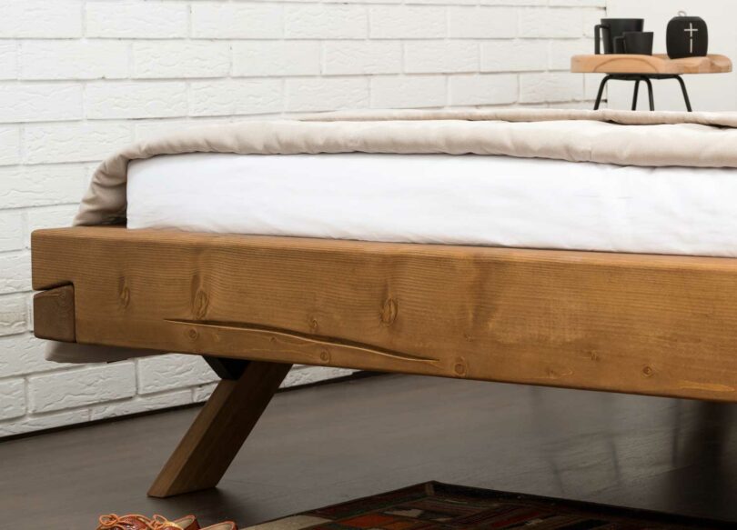 lit en bois avec fissures naturelles