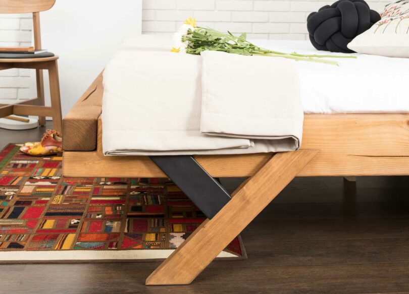 lit en bois avec pieds original
