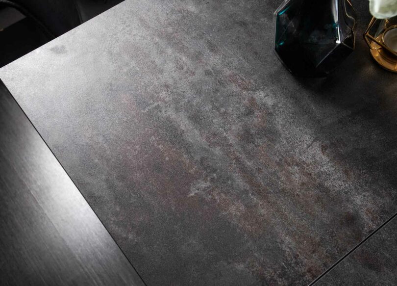 zoom sur le plateau de la table de repas