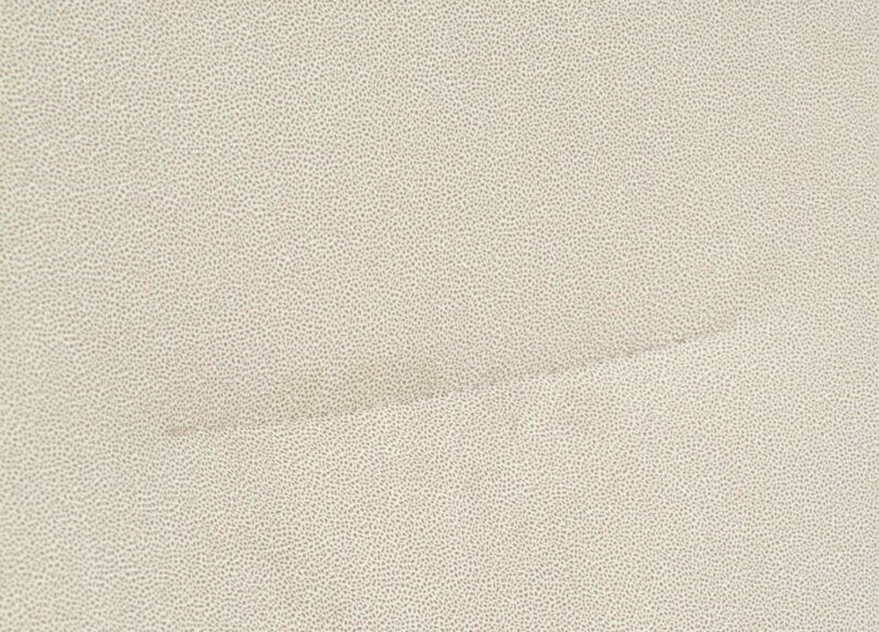 chaise en simili cuir beige