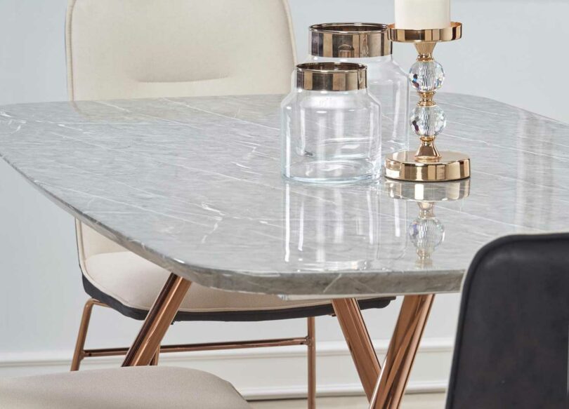 zoom sur le plateau aspect marbre