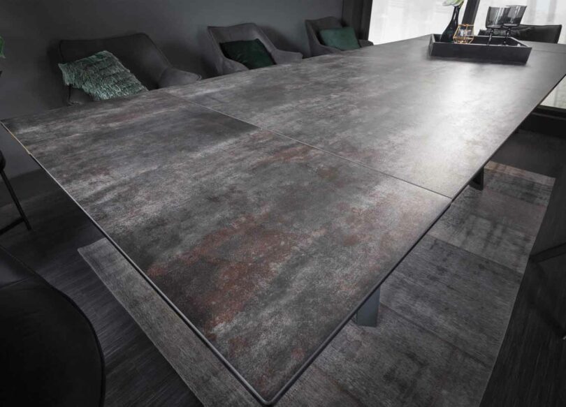 table de repas avec plateau gris noir en céramique