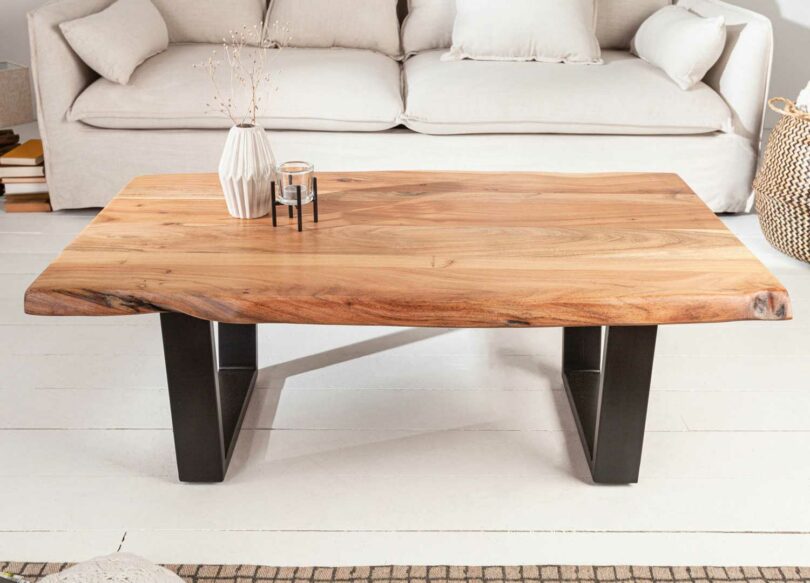 table basse en bois massif et pieds noir