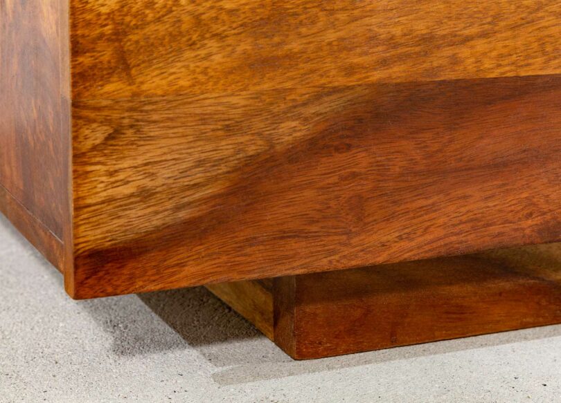 zoom sur le bois du buffet