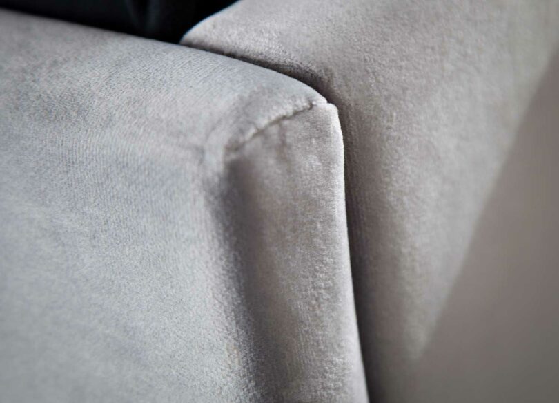 zoom sur le velours gris du lit